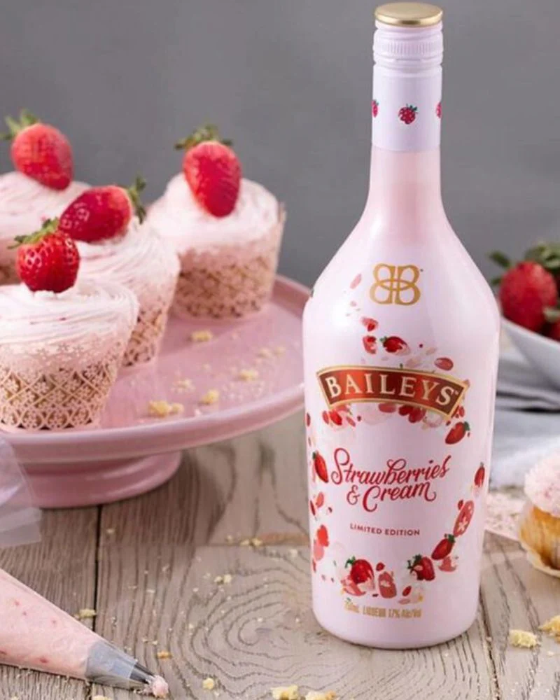 Baileys Strawberries &amp; Cream Liqueur 700ml - Image 2